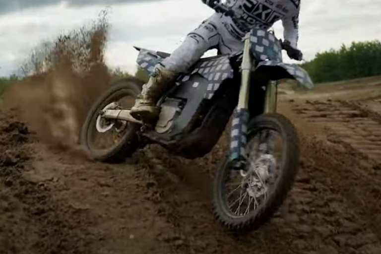 Batterie, Antriebseinhheit und Steuerelektronik zentral im Motorrad untergebracht, kein Fussbremspedal 
