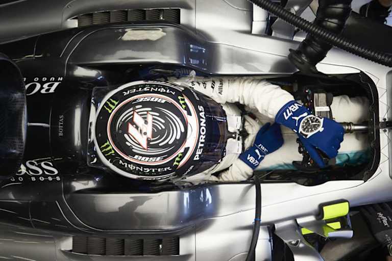 Valtteri Bottas an seinem Arbeitsplatz