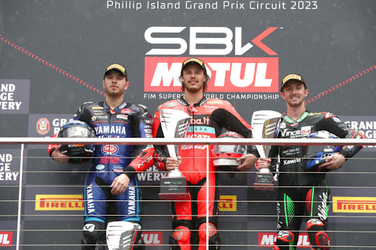 Die Top-3 im ersten Rennen: Nicolas Spinelli, Nicolo Bulega und John McPhee (v.l.)