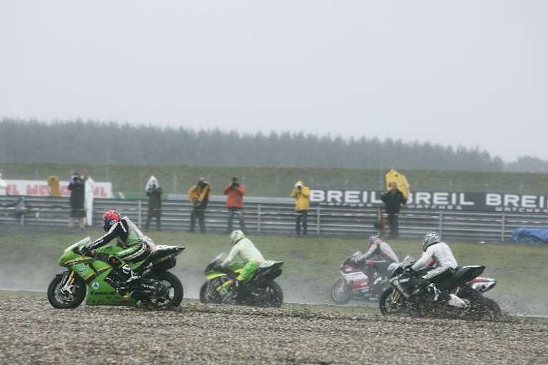 In der ersten Kurve musste Walker durch den Kies fahren
