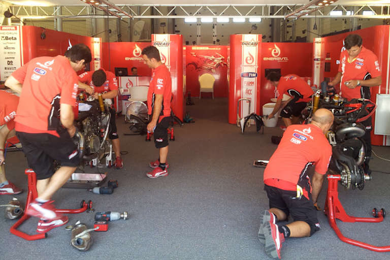 Bei Ducati müssen beide Bikes instandgesetzt werden