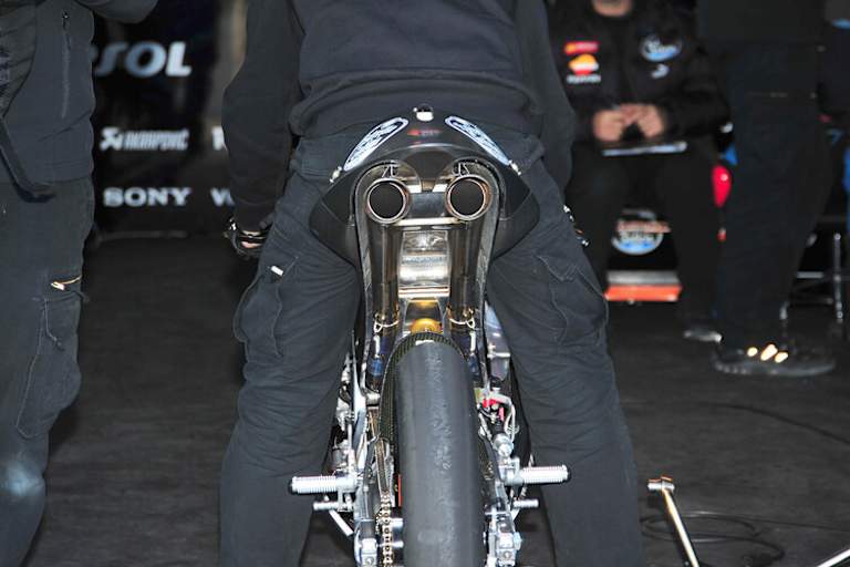 Honda leistet sich an der neuen NSF250RW auch zwei Auspüffe