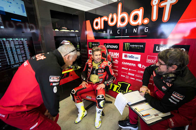 Am Mittwoch gab es für Alvaro Bautista (Mitte) viel zu bereden