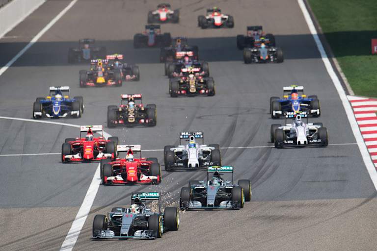 Das übliche Bild – zwei Mercedes vorne