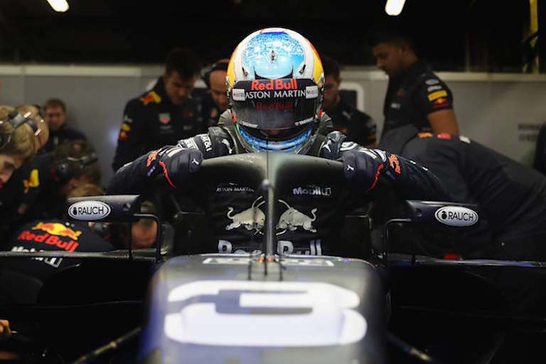 Der Australier steigt aus seinem neuen Renner des Typs RB14