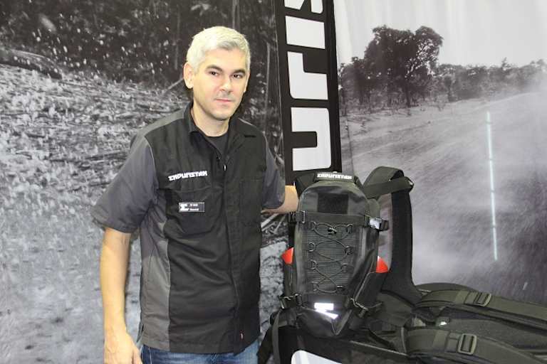 David Jenni erklärt die Finessen des Enduristan-Rucksacks Hurricane