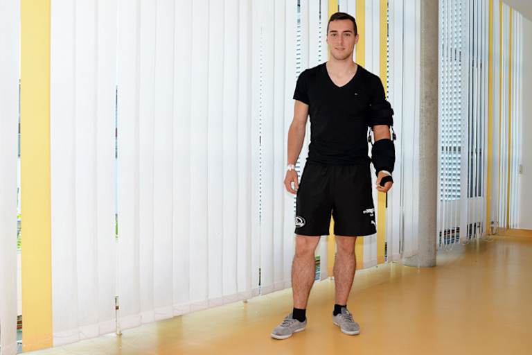 Die nächsten drei Wochen muss Max Dilger eine Schiene am linken Arm tragen