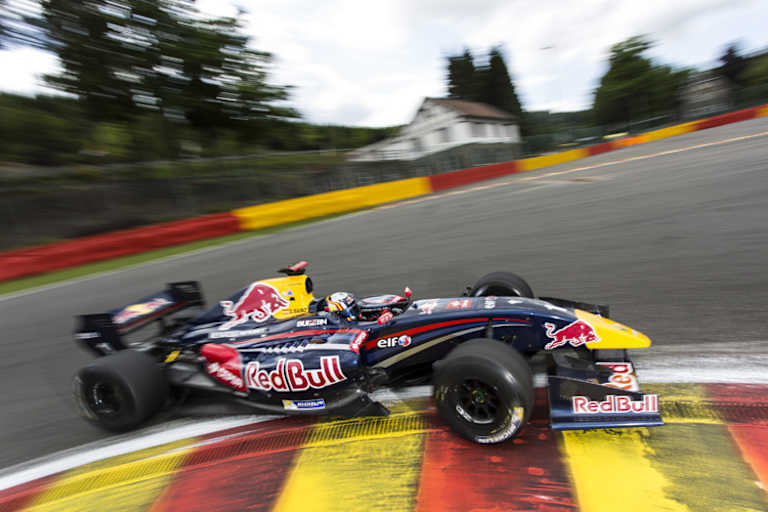 Carlos Sainz jr. sicherte sich auf dem legendären Circuit de Spa-Francorchamps den Sieg im ersten Lauf