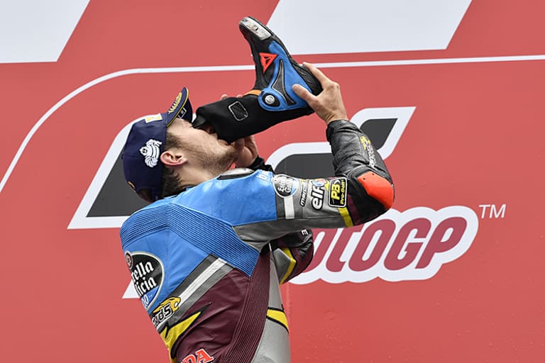 Jack Miller trank in Assen zur Feier seines Sieges den Cava aus seinem Stiefel