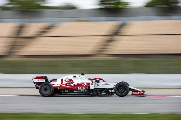 Der polnische GP-Sieger an der Arbeit für Pirelli