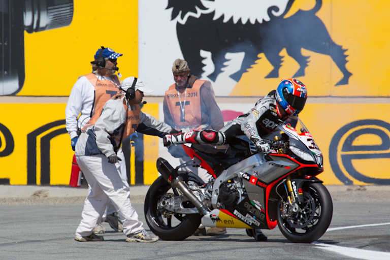 Nach dem Crash versuchte Marco Melandri weiterzufahren – erfolglos