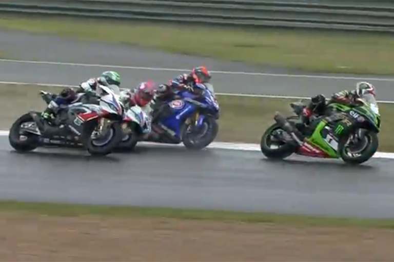 Tom Sykes geht zu Boden, gleich wird Laverty abgeräumt