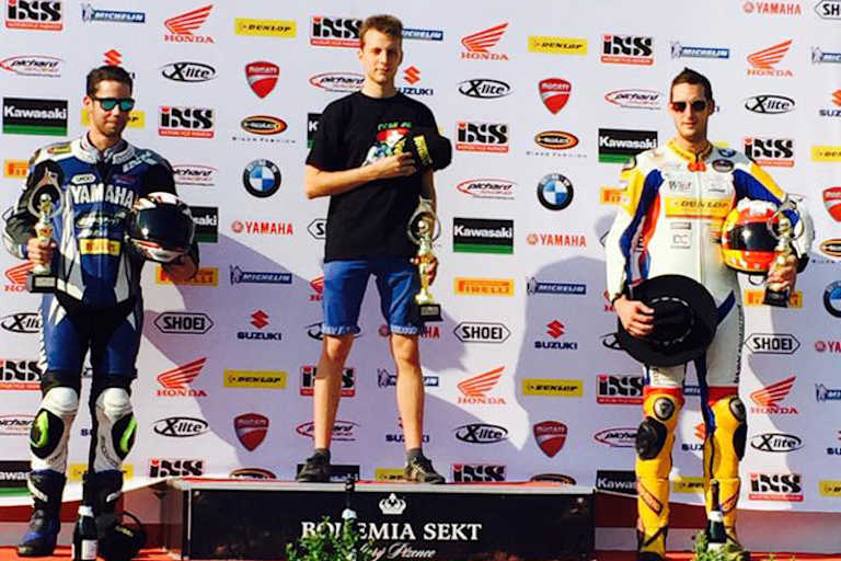 Dominic Schmitter (Mitte) freute sich über den Sieg in Brünn