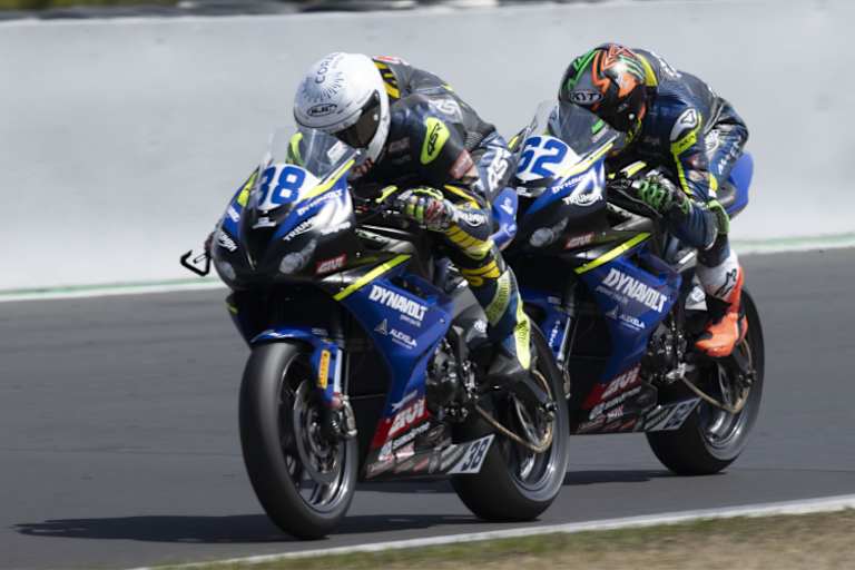 Die Triumph-Piloten Stefano Manzi (vorne) und Hannes Soomer