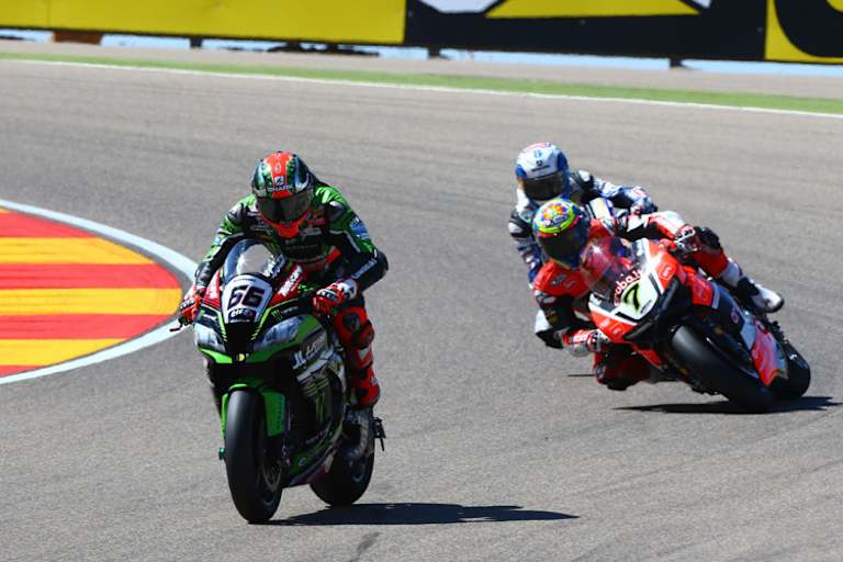 Tom Sykes vor Chaz Davies