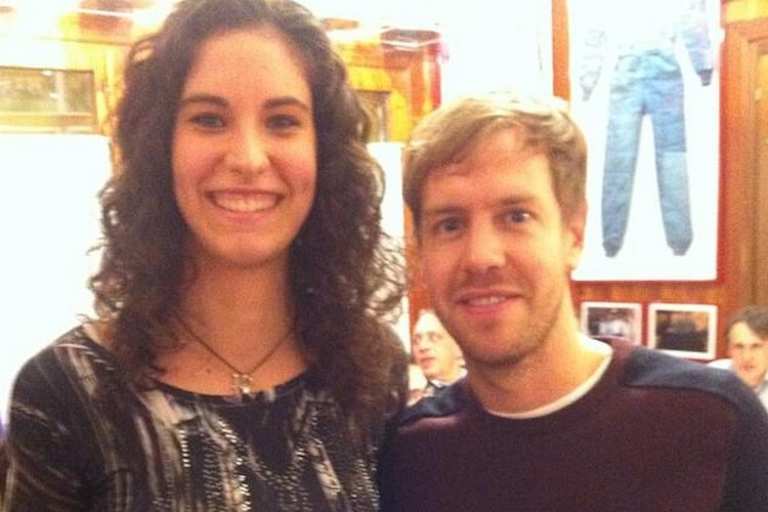 Sebastian Vettel posiert mit einem weiblichen Fan