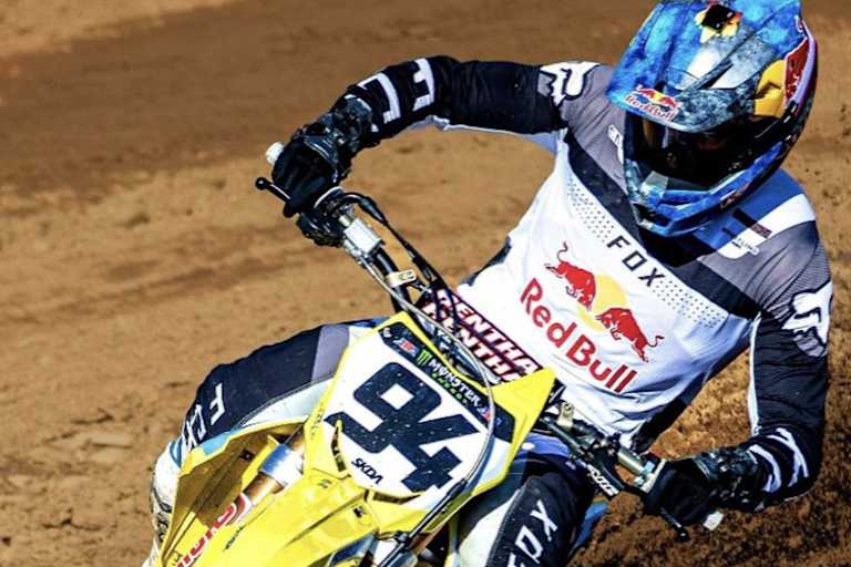 Ein vertrautes Bild: Roczens Startnummer 94 auf der gelben Suzuki