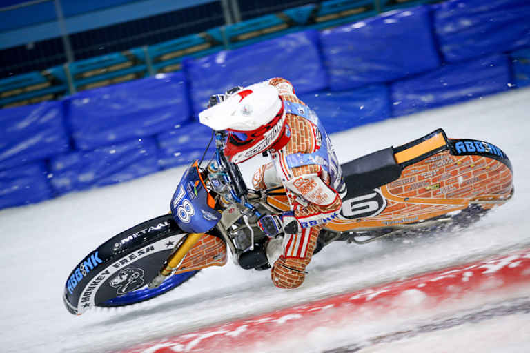 Mit extremer Schräglage hat der ehemalige 125er-GP-Fahrer kein Problem