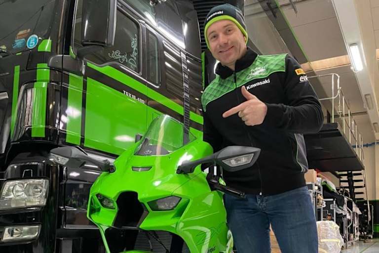 Mit der 2021er Ninja posierte Lucas Mahias in der Puccetti-Werkstatt Mitte Dezember