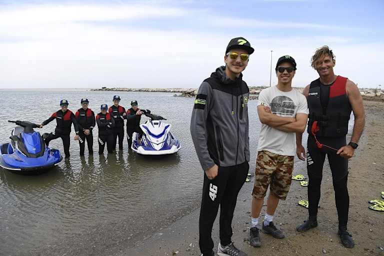 Lorenzo Baldassarri und Franco Morbidelli waren als Zuschauer am Strand von Pesaro