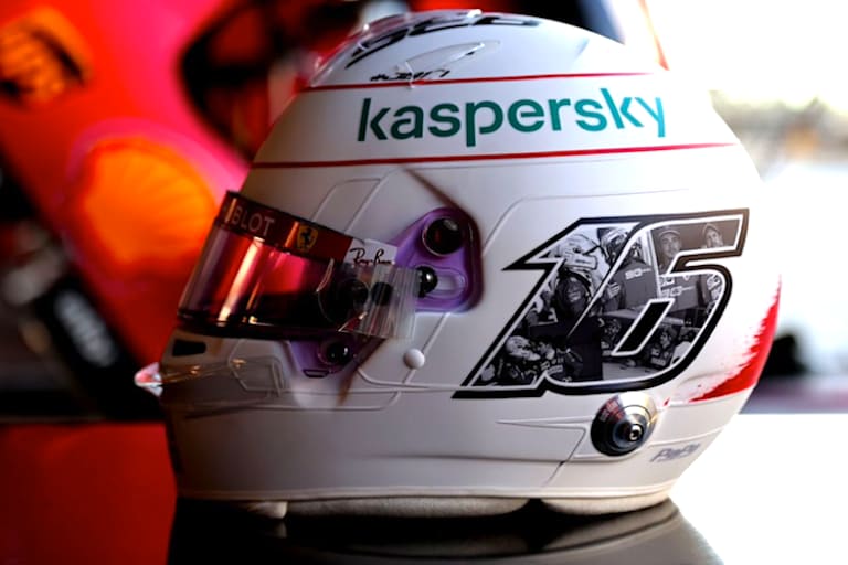 Leclerc zeigt an der Seite seine Startnummer in Form von Fotos mit Vettel