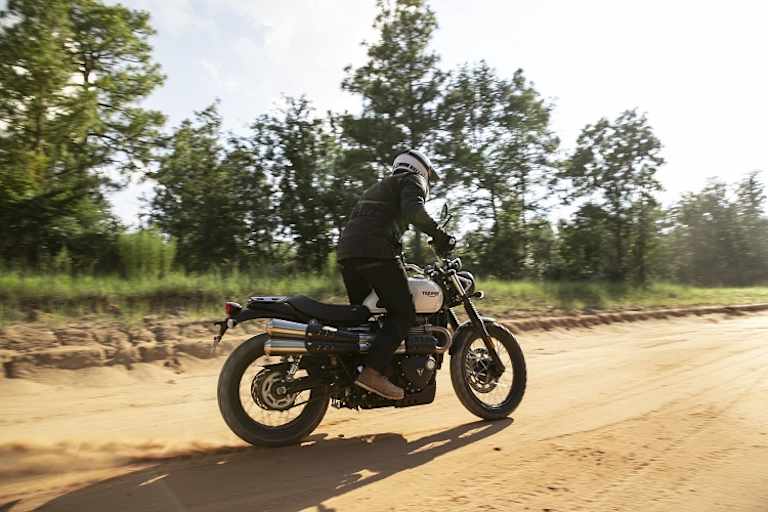 Auch die Triumph Street Scrambler fährt technisch aufgerüstet ins Jahr 2019 