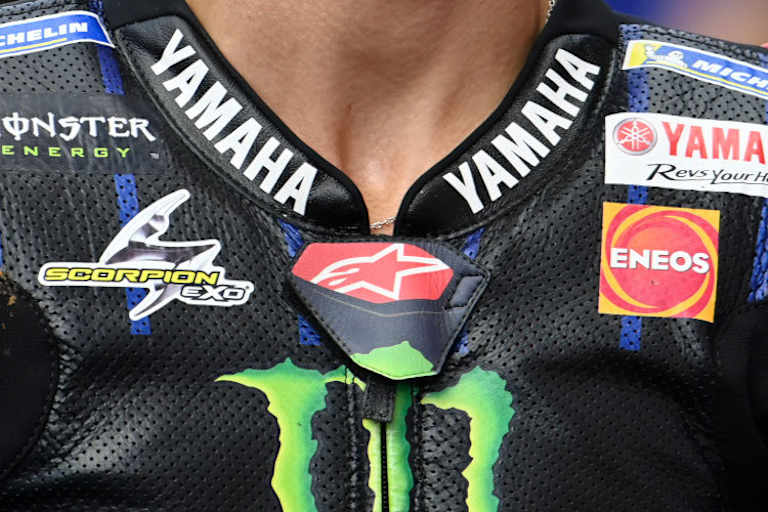 Der Klettverschluss an der Alpinestars-Lederkombi ist nun deutlich breiter