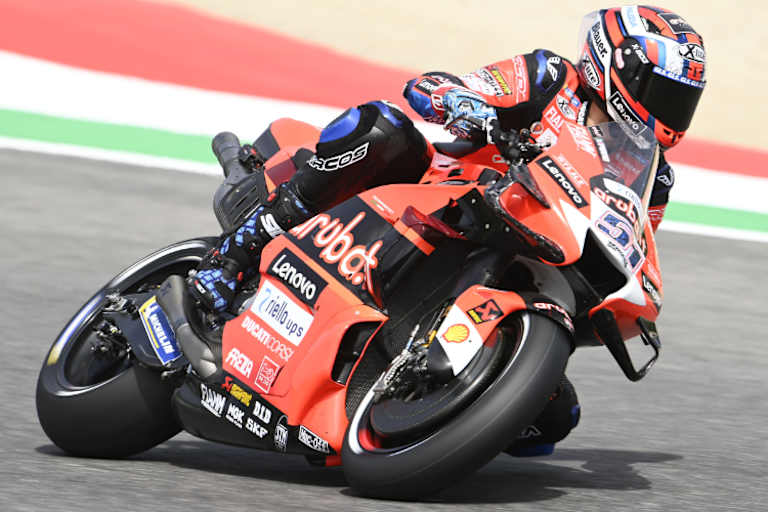 MotoGP-Pilot Michele Pirro im Aruba-Design