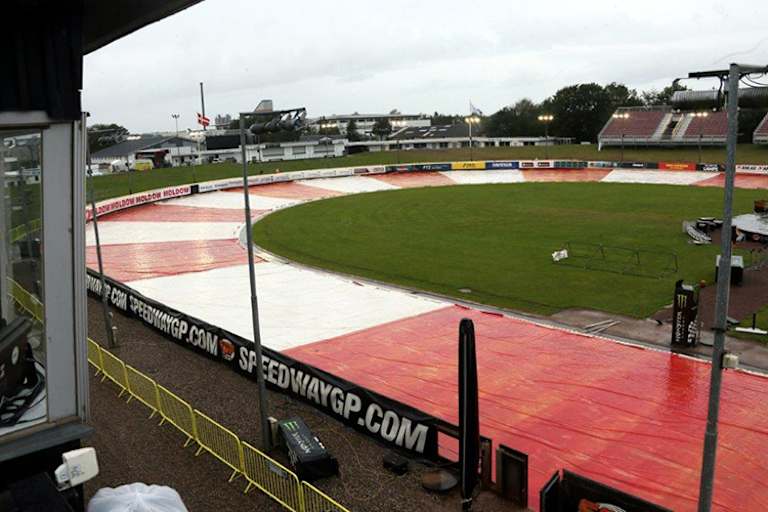 Die Bahn blieb am Freitag abgedeckt