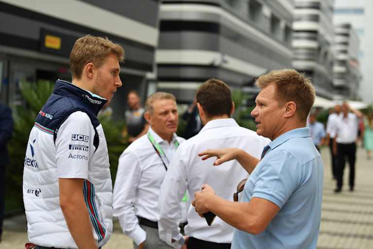 Sergey Sirotkin (links) mit Mika Salo (rechts)