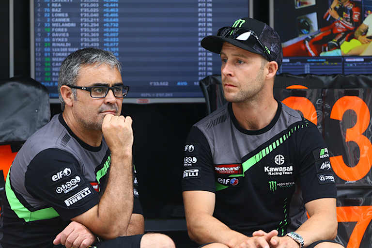 Jonathan Rea (re.) mit seinem Crew-Chief Pere Riba