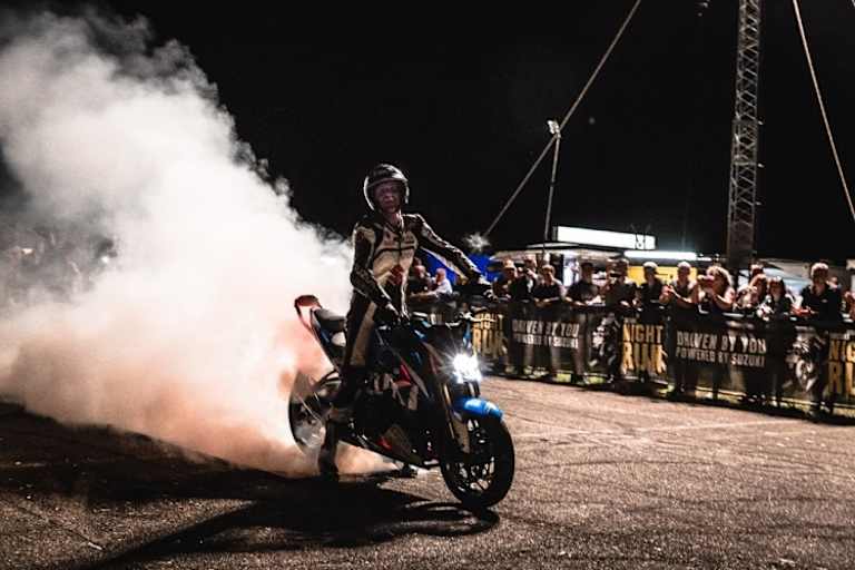 Beschleunigungsrennen und qualmende Reifen bis in die Nacht an den drei Suzuki Night Runs 2019