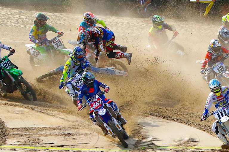 Romain Febvre (461) erwischt im zweiten Lauf von Assen einen guten Start, aber hinter ihm scheppert es