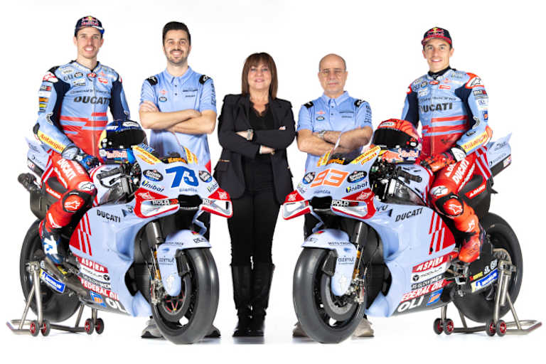 Gresini-Familienfoto: Alex Márquez, Teammanager Michele Masini, Nadia Padovani, Carlo Merlini und Marc Márquez