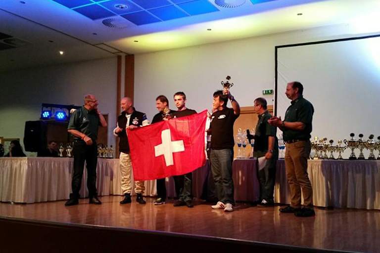 Das Team grüßt den verletzten Schweizer Pascal Nadalet