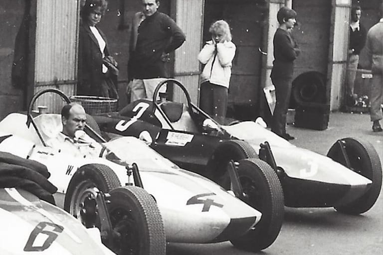 MAHAG-FV-Aufgebot am Ring 1967: Ganz rechts der Mayr Austro V, links daneben im Cockpit sitzend Cheftechniker Bernd Seybold