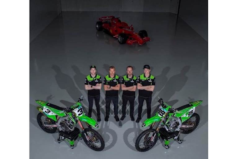 Im Hintergrund ist der Ferrari zu sehen