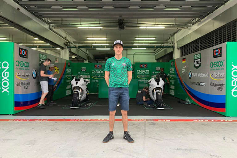 Markus Reiterberger vor der Box seines Teams Onexox TKKR SAG BMW