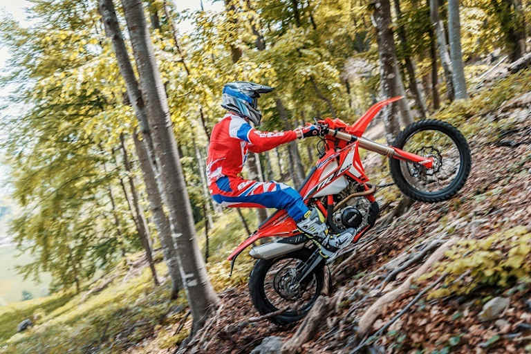 Die Viertakter und die Zweitakter von Betas Hardenduro-Baureihe 2022 sind mit einer neuen Tellerfeder-Kupplung ausgerüstet