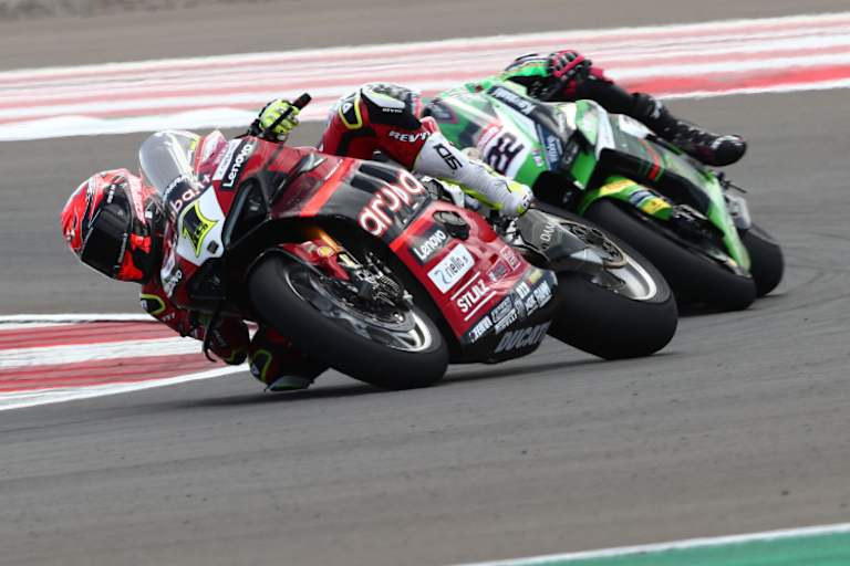 Die Fahrer müssen die Ideallinie genau treffen: Wie hier Bautista vor Lowes