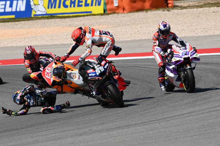 Besonders zu Beginn der Saison war die Crash-Quote hoch, hier Oliveira und Marc Márquez in Portimão