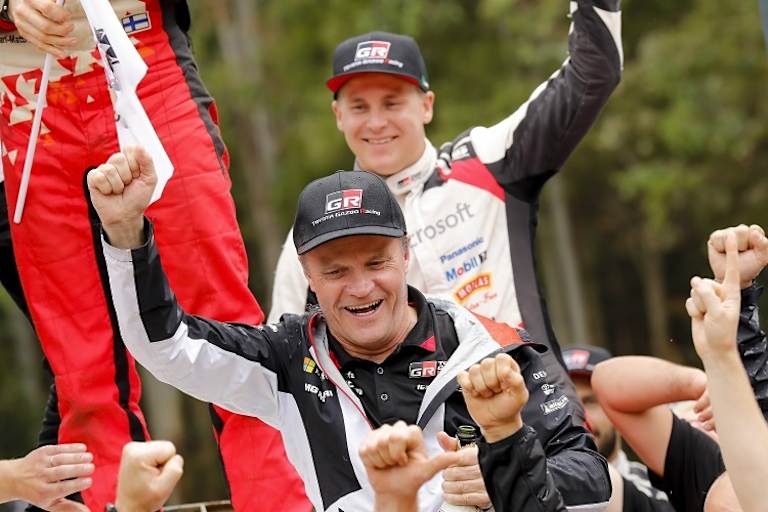 Teamchef Tommi Mäkinen vor Esapekka Lappi
