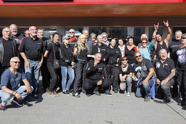 Um die drei Weltumrunderinnen hat sich eine Fangemeinde gebildet. Etliche reisten nach Bütschwil, um die drei Ladies persönlich zu treffen.