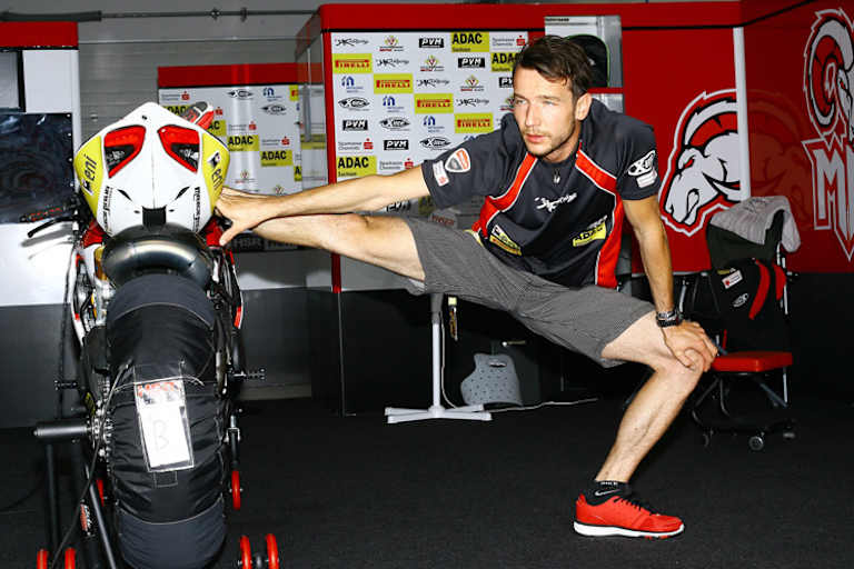 Max Neukirchner muss sich mit der Ducati Pangiale ganz schön strecken