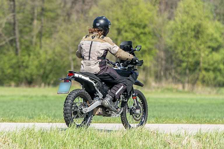 Der Auspuff scheint zu fehlen, die Halterung dafür ist vorhanden