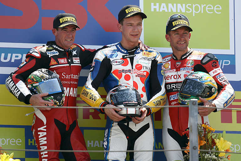 SBK-Laufsieger Max Neukirchner (Mitte) mit Troy Corser (li.) und Troy Bayliss (re.)
