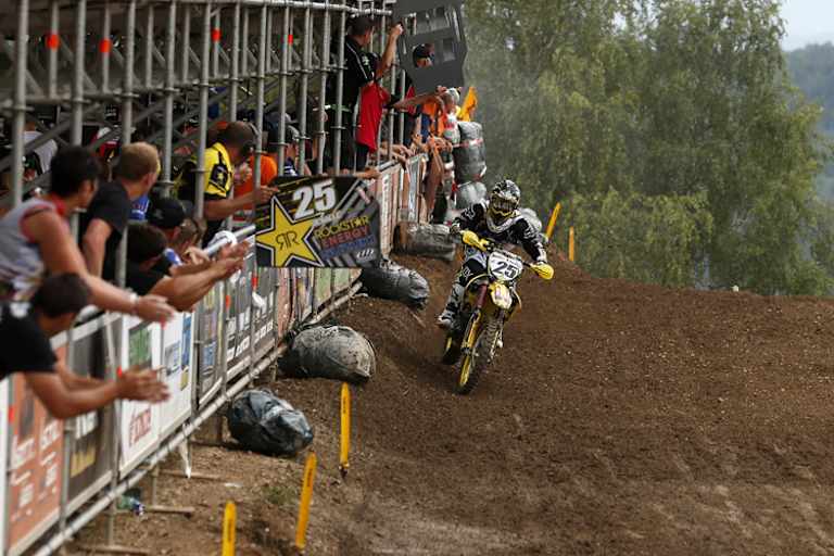 Die umstritten platzierte Boxengasse: Die Ideallinie (hier MX1-Sieger Desalle) führte haarscharf daran vorbei, Fehler waren verboten