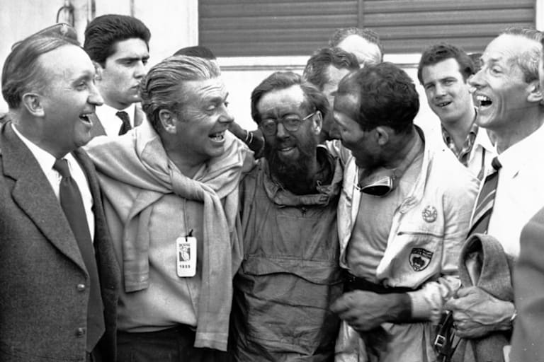 Mit russgeschwärzten Gesichtern nach dem Rennen