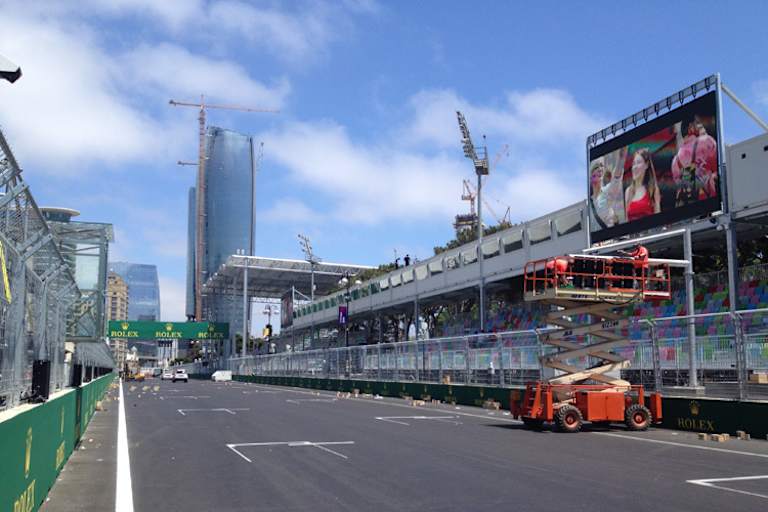 An der Piste gibt es noch viel zu tun, überall liegt noch Müll