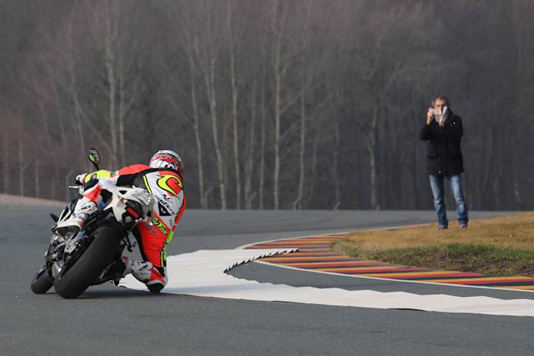 Ex-Champions Loris Capirossi (auf Motorrad) und Franco Uncini (re.) bei Test mit mobilen Kerbs auf dem Sachsenring: Die neue Linienführung ist aber nicht beschlossene Sache